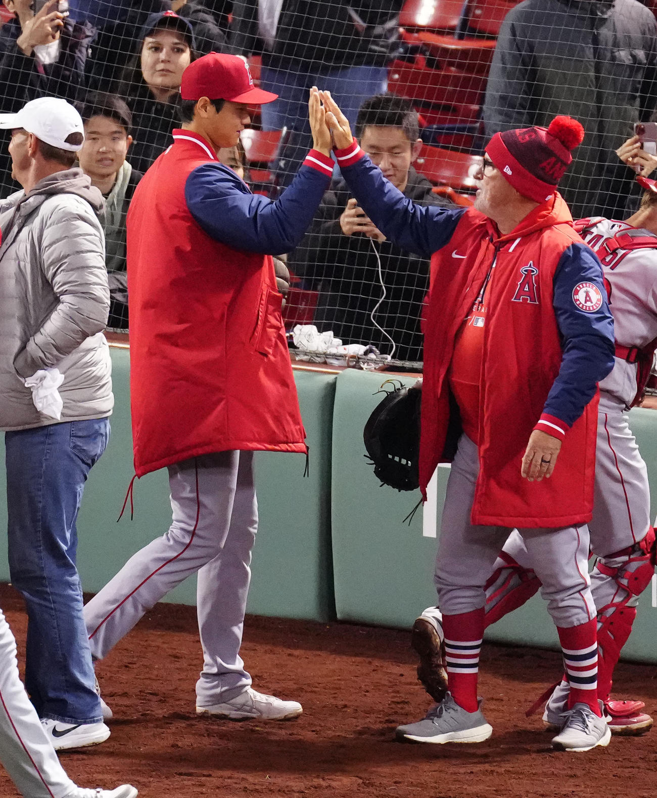 レッドソックス対エンゼルス　試合後、エンゼルス・マドン監督（右）と勝利のタッチを交わす大谷（撮影・江口和貴）