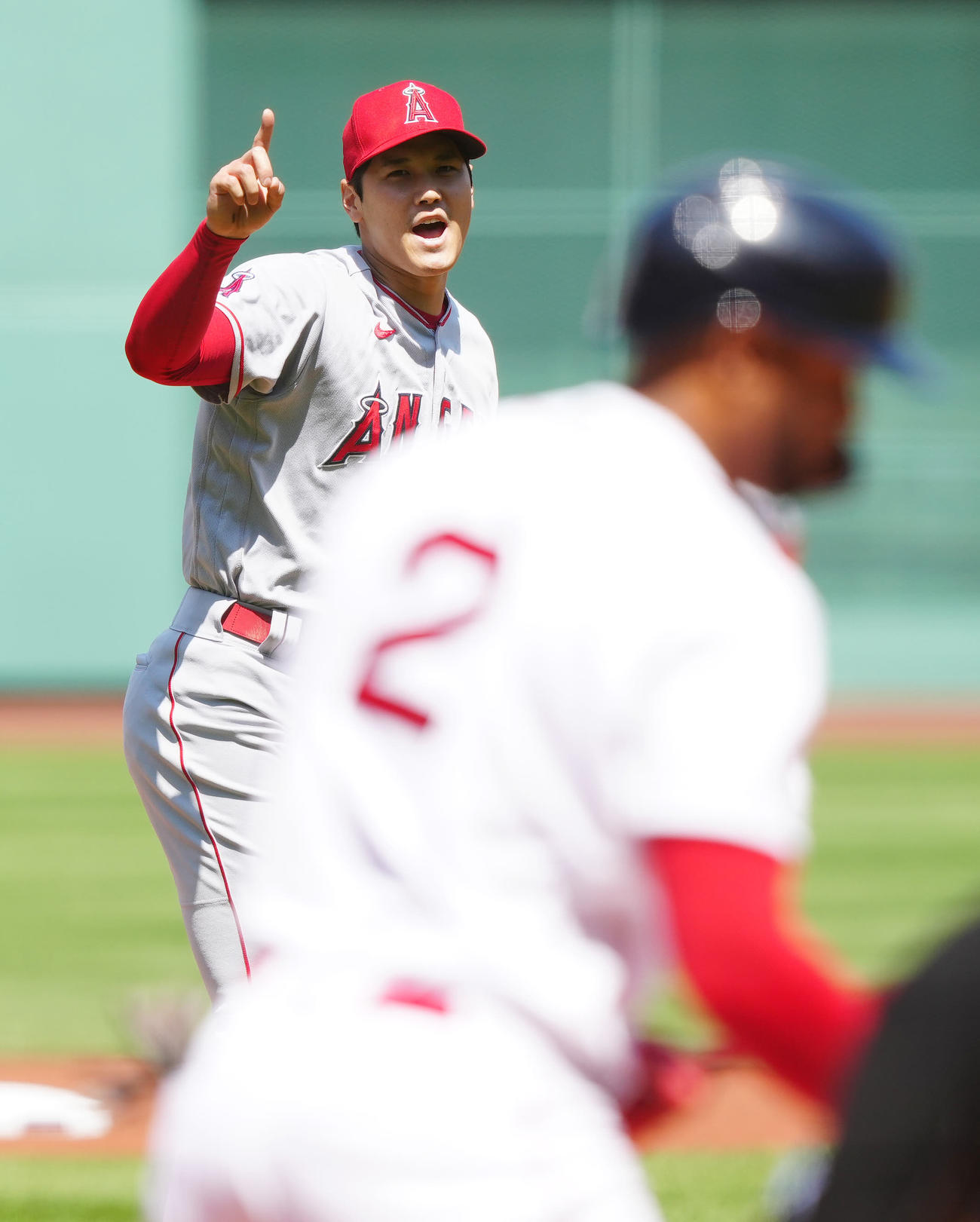 レッドソックス対エンゼルス　1回裏レッドソックス1死一塁、ボガーツ（手前）を空振り三振に仕留めた大谷（撮影・江口和貴）