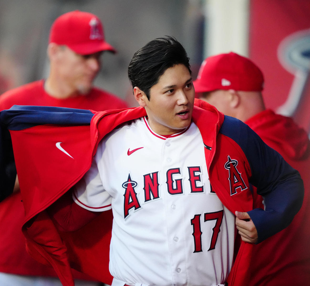 エンゼルス対ナショナルズ　3回裏終了後、ベンチで上着を着るエンゼルス大谷（撮影・江口和貴）