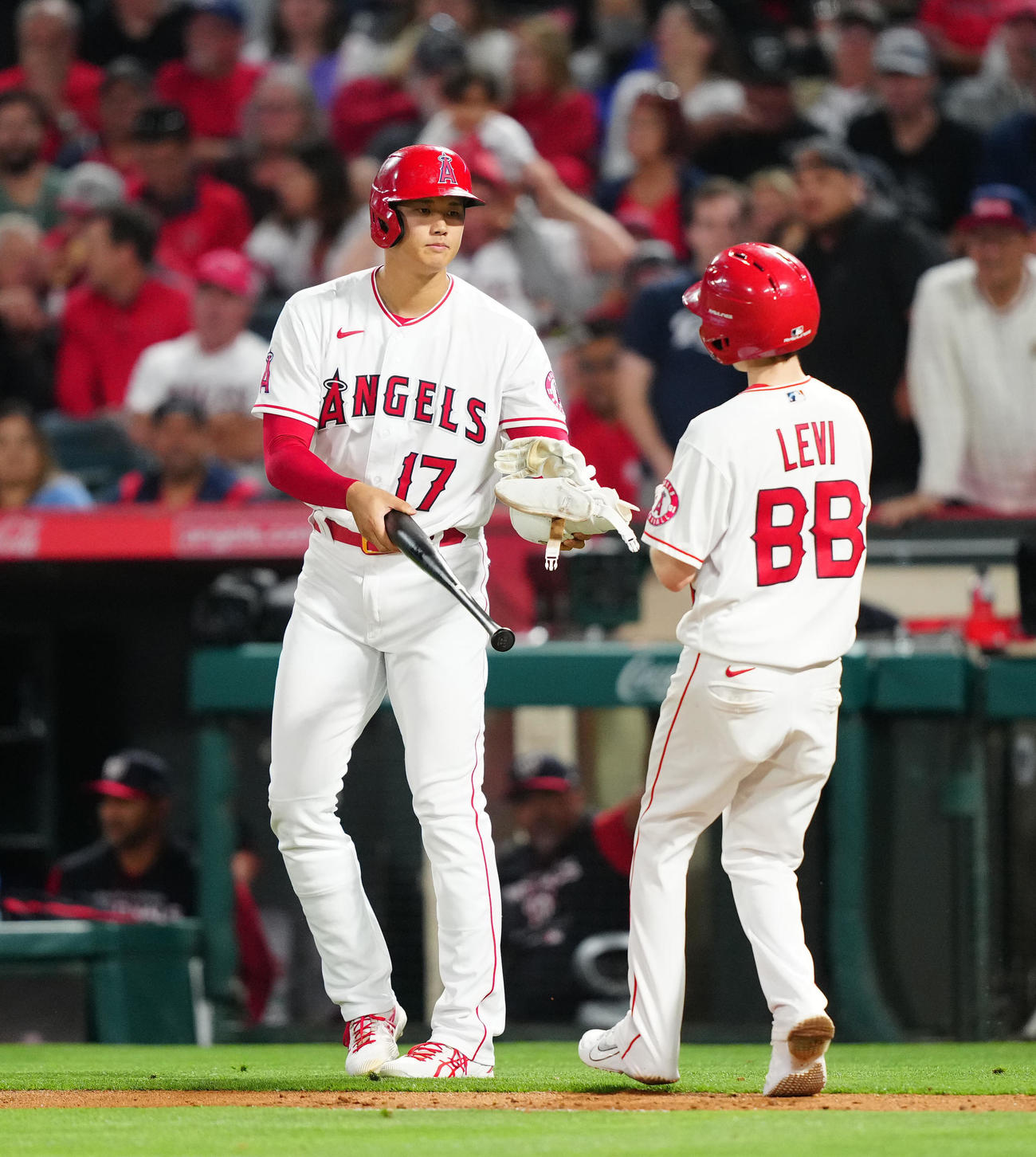 エンゼルス対ナショナルズ　5回裏エンゼルス1死二、三塁、申告敬遠でバットを渡す大谷（撮影・江口和貴）