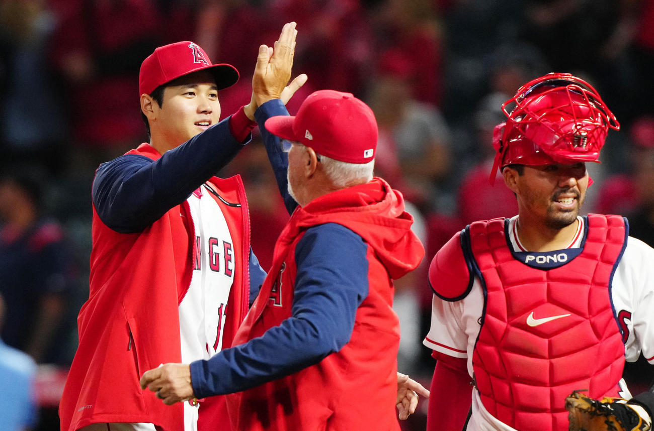 ナショナルズに勝利しエンゼルス・マドン監督（中央）とタッチを交わす大谷（撮影・江口和貴）