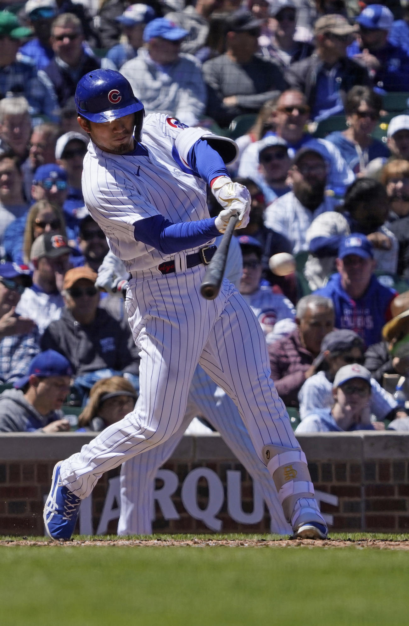 ドジャースとの第1試合の4回、左前打を放つカブス鈴木誠也（USA TODAY＝ロイター）
