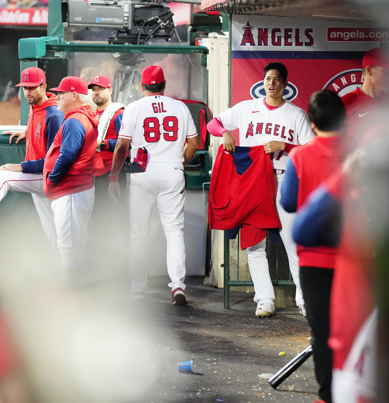 エンゼルス対ナショナルズ　5回裏エンゼルス2死二塁、左飛に倒れ、ベンチに引き揚げた大谷（左から5人目）（撮影・江口和貴）