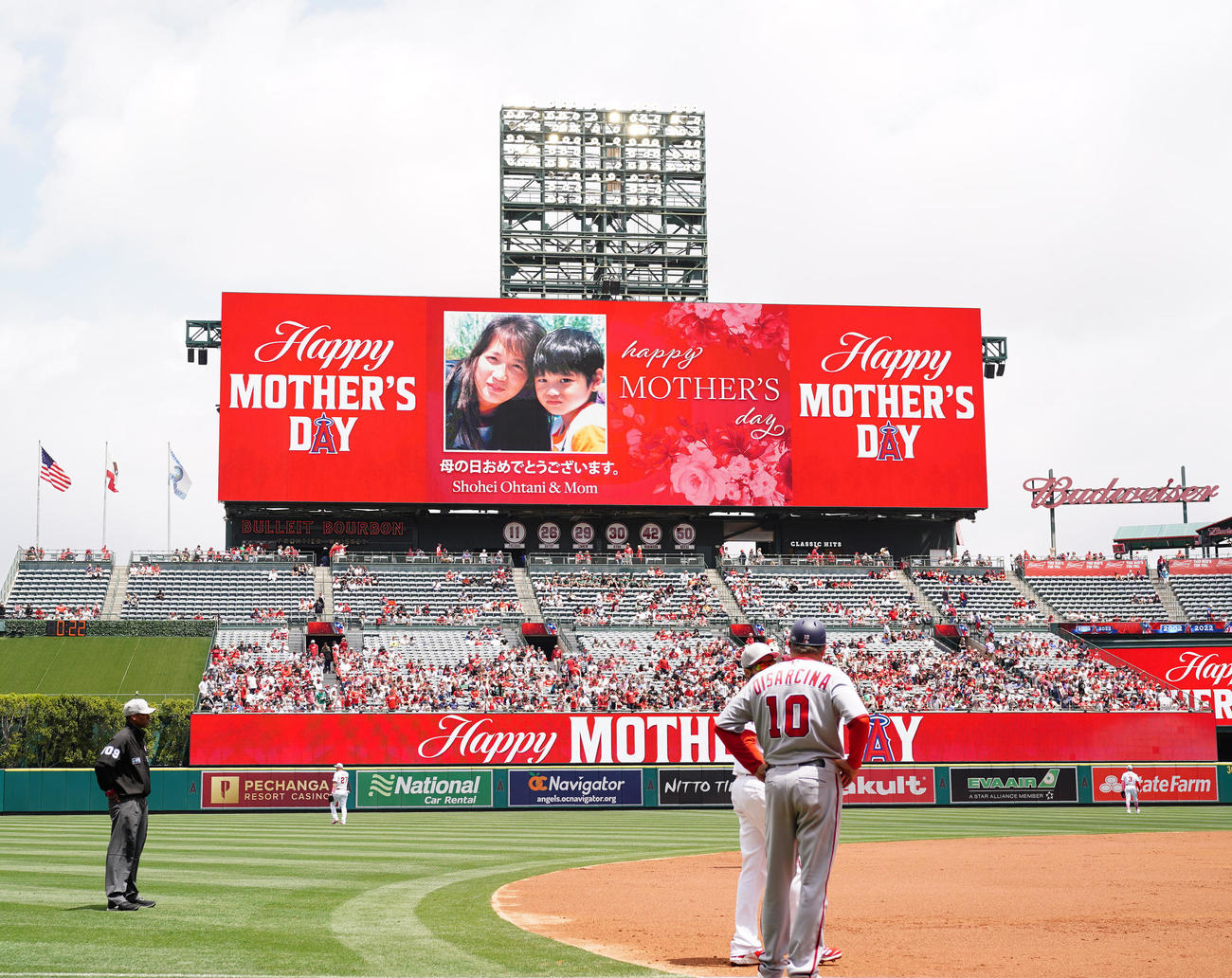 エンゼルス対ナショナルズ　2回表開始前、母の日でエンゼルスタジアムの電光掲示板に表示される幼少時の大谷と母加代子さんとの写真（撮影・江口和貴）