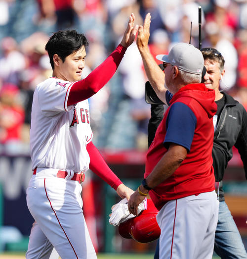 エンゼルス対ナショナルズ　試合後、エンゼルス・マドン監督（右）とタッチを交わす大谷（撮影・江口和貴）