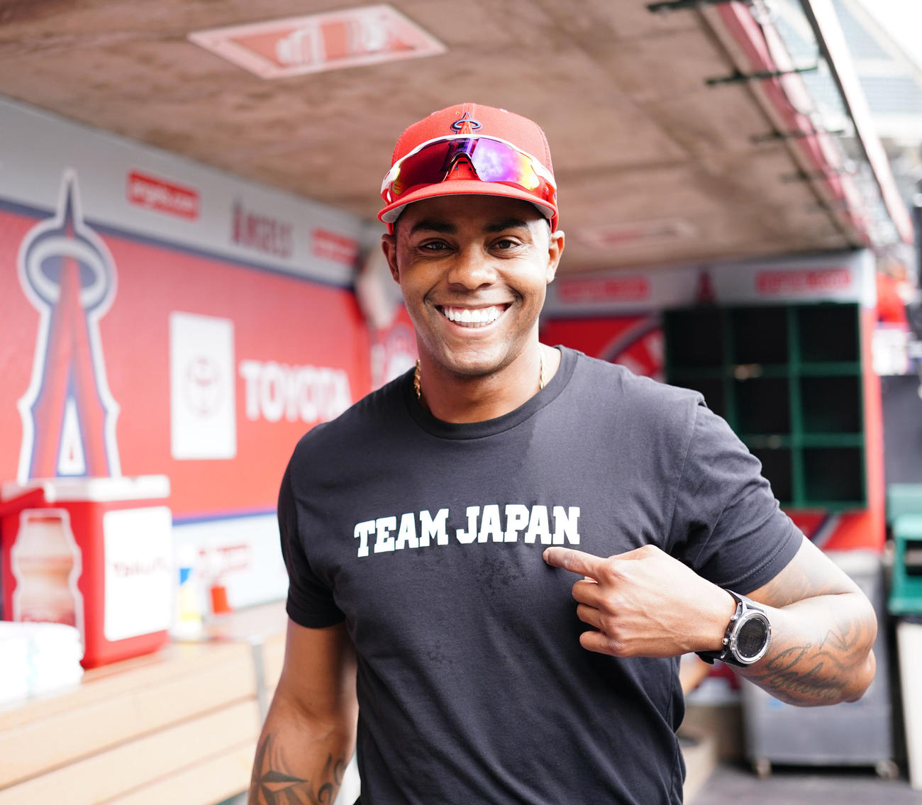 エンゼルス対ナショナルズ　「TEAM JAPAN」と入ったTシャツを着て、試合前練習に臨んだエンゼルス・イグレシアス（撮影・江口和貴）