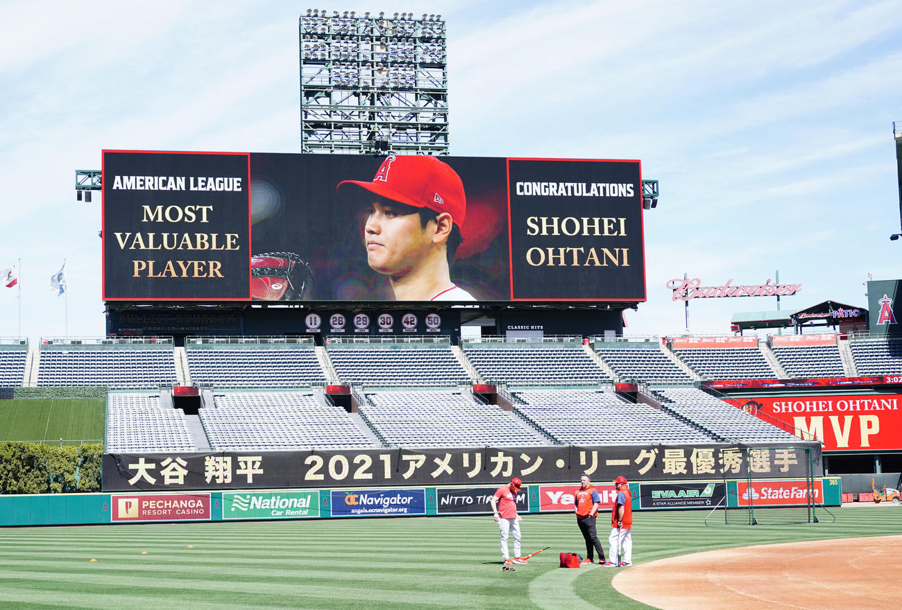 エンゼルス対レイズ　エンゼルス大谷の昨季ア・リーグMVPを祝福する電光掲示板（撮影・江口和貴）