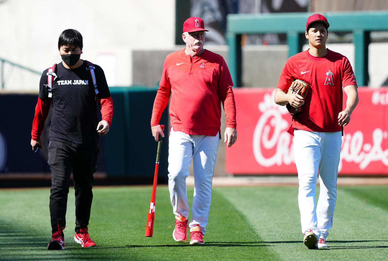 エンゼルス対レイズ　試合前練習を終え、引き揚げるエンゼルス大谷（右）（撮影・江口和貴）