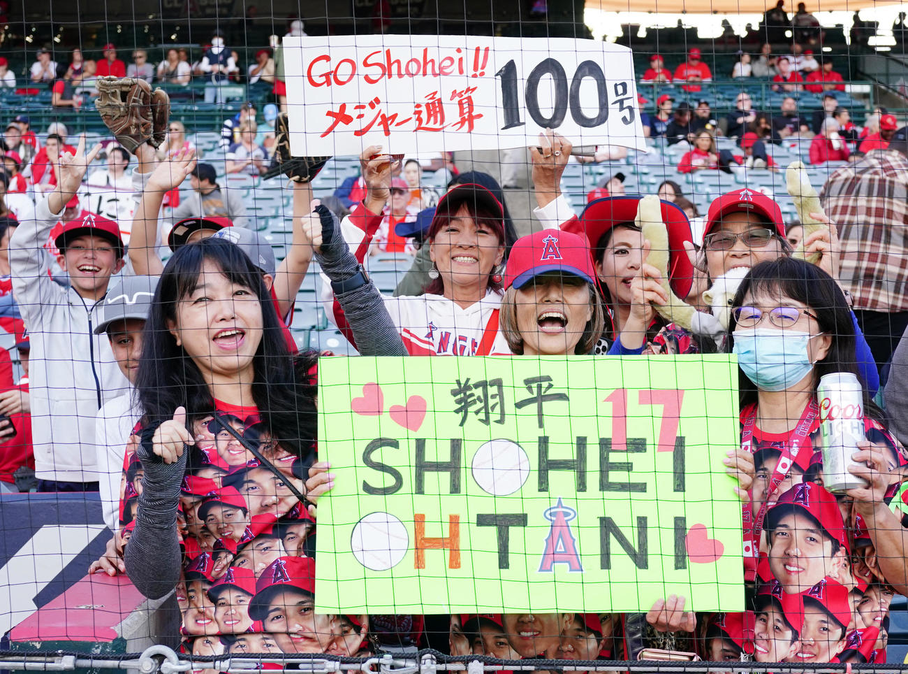 エンゼルス対レイズ　試合前、エンゼルス大谷の大リーグ通算100号本塁打を期待するファン（撮影・江口和貴）
