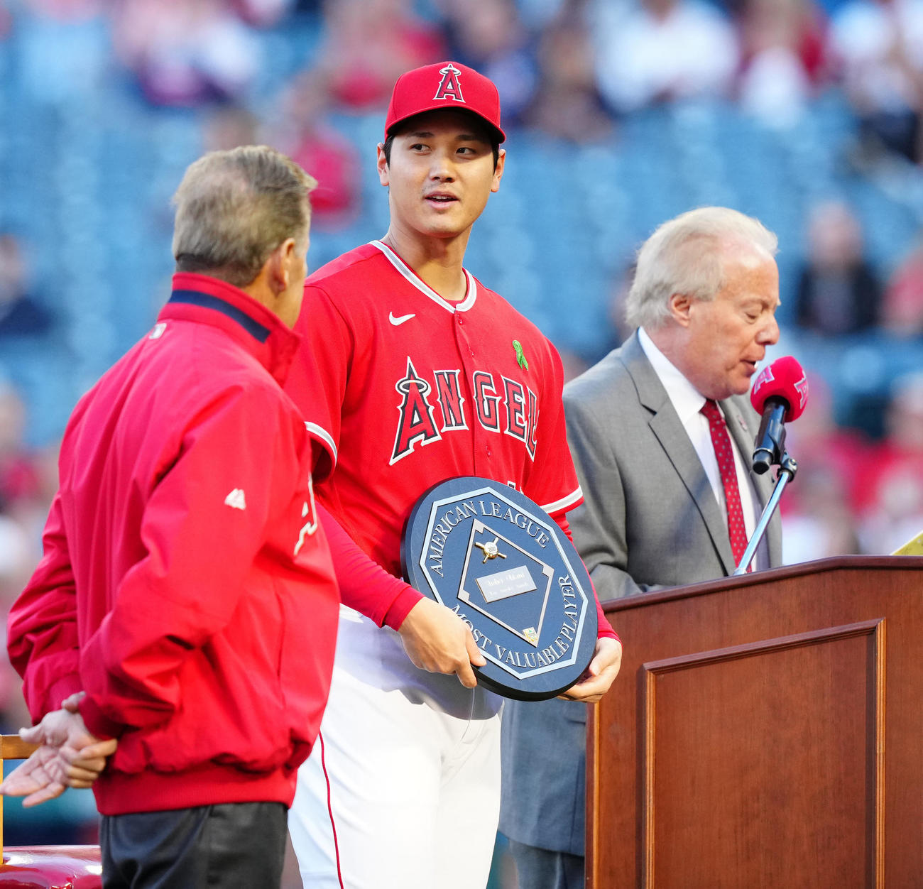 エンゼルス対レイズ　試合前、昨季ア・リーグMVPの表彰式に臨むエンゼルス大谷（中央）（撮影・江口和貴）