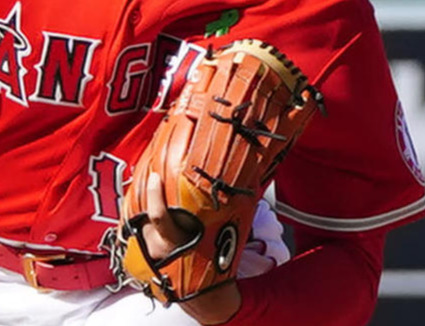 エンゼルス大谷翔平のウェブ十字型のグラブ　小指と薬指同じ部分に2本入れる形状（撮影・江口和貴）
