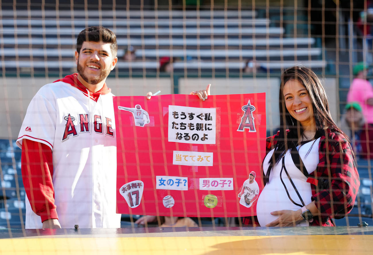 アスレチックス対エンゼルス　試合前、メッセージボードを掲げる夫婦のファン（撮影・江口和貴）