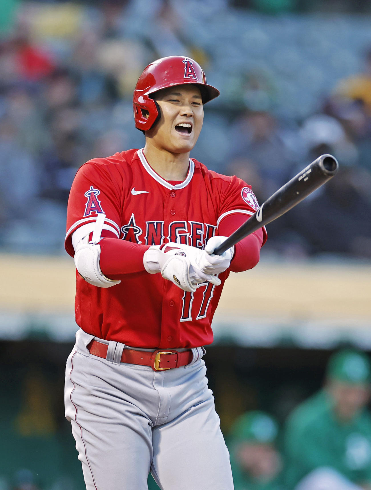 アスレチックス戦の4回、空振り三振に倒れたエンゼルス・大谷＝オークランド（共同）