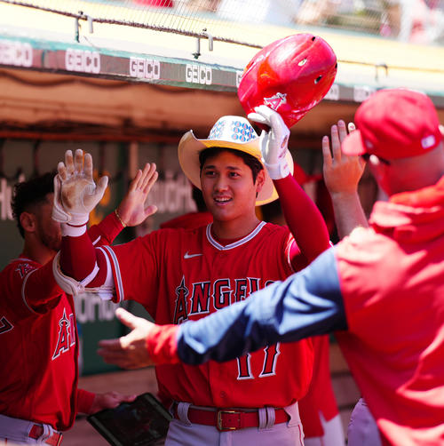 アスレチックス対エンゼルス　1回表エンゼルス1死一塁、先制2点本塁打を放ち、カウボーイハットをかぶりベンチでタッチを交わす大谷（撮影・江口和貴）