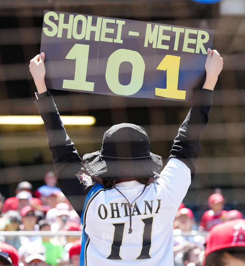 アスレチックス対エンゼルス　1回表、メジャー通算101号の本塁打を放ったエンゼルス大谷を祝福するファン（撮影・江口和貴）