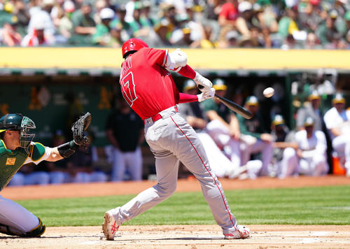 アスレチックス対エンゼルス　1回表エンゼルス1死一塁、先制2点本塁打を放つ大谷（撮影・江口和貴）