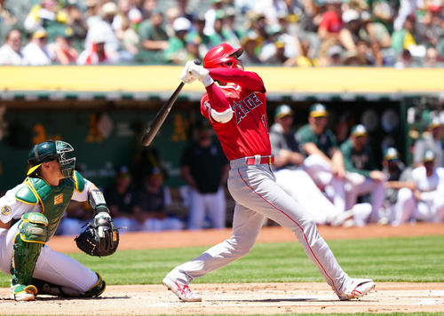 アスレチックス対エンゼルス　1回表エンゼルス1死一塁、先制2点本塁打を放つ大谷（撮影・江口和貴）