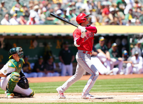 アスレチックス対エンゼルス　1回表エンゼルス1死一塁、先制2点本塁打を放つ大谷（撮影・江口和貴）