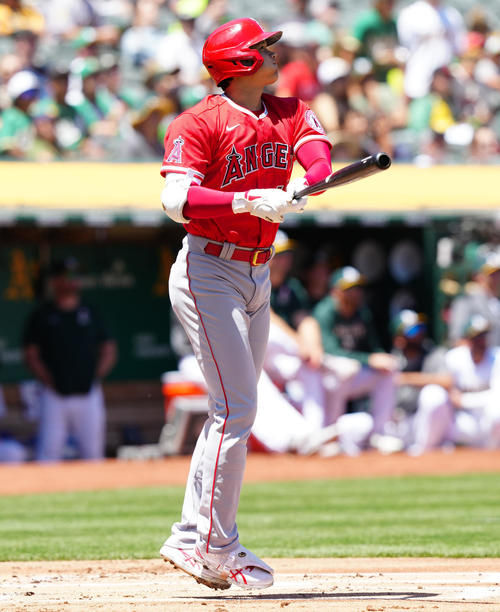 アスレチックス対エンゼルス　1回表エンゼルス1死一塁、先制2点本塁打を放つ大谷（撮影・江口和貴）