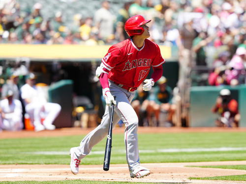 アスレチックス対エンゼルス　1回表エンゼルス1死一塁、先制2点本塁打を放つ大谷（撮影・江口和貴）