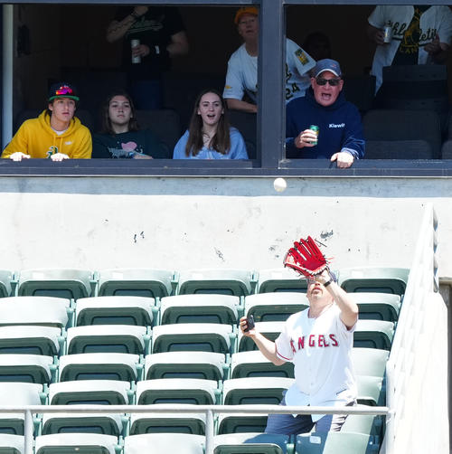 アスレチックス対エンゼルス　1回表エンゼルス1死一塁、先制2点本塁打を放った大谷の打球を捕球するファン（撮影・江口和貴）