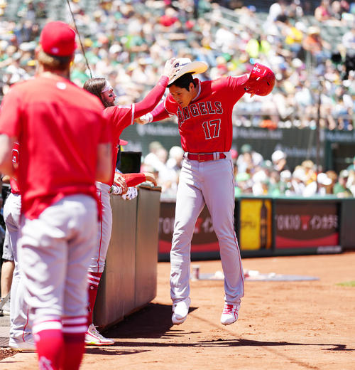 アスレチックス対エンゼルス　1回表エンゼルス1死一塁、先制2点本塁打を放ち、マーシュ（左）にカウボーイハットをかぶせてもらう大谷（撮影・江口和貴）