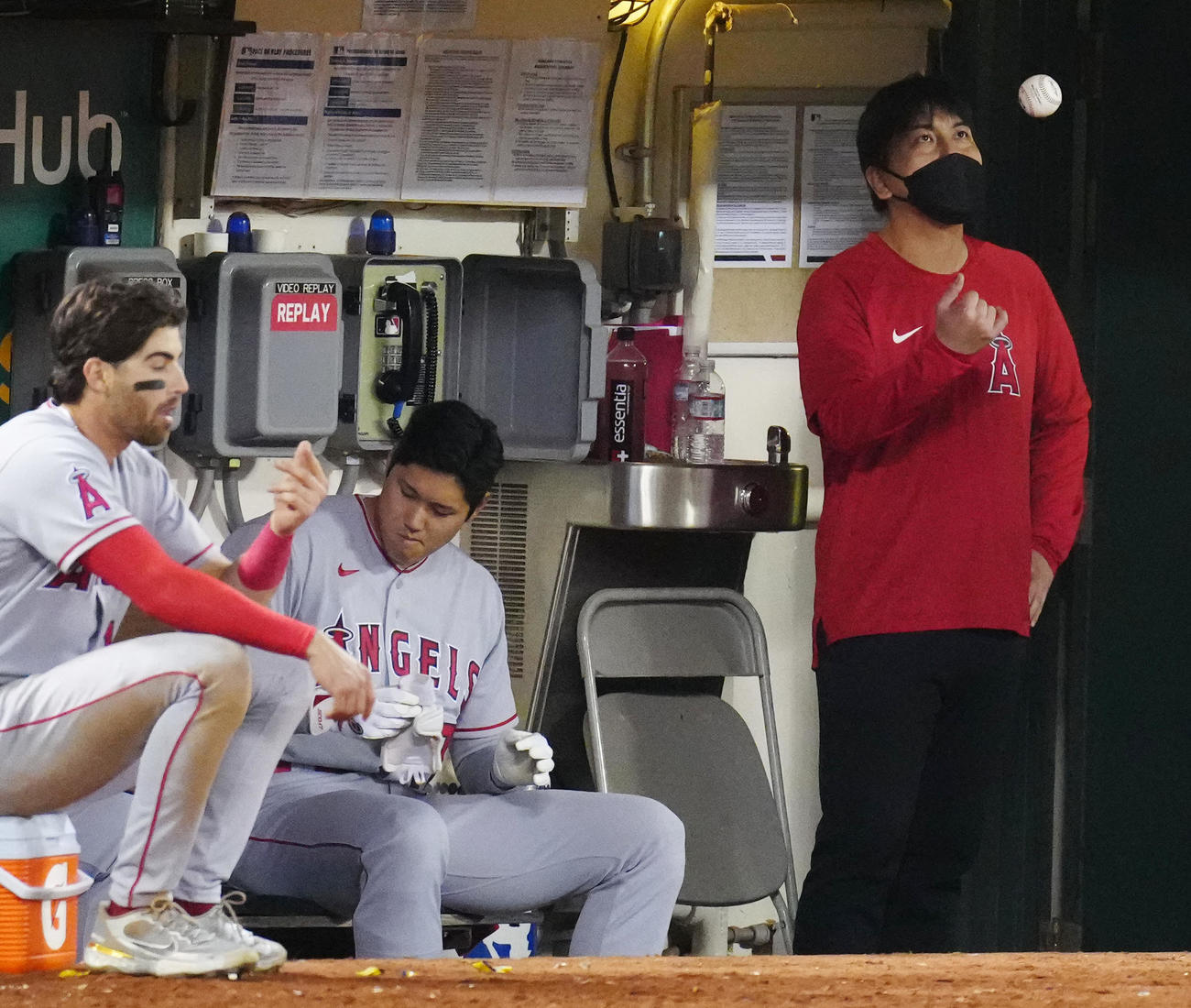 アスレチックス対エンゼルス　9回表、エンゼルス大谷（中央）の横で、ボールを宙に舞わせる水原通訳（撮影・江口和貴）