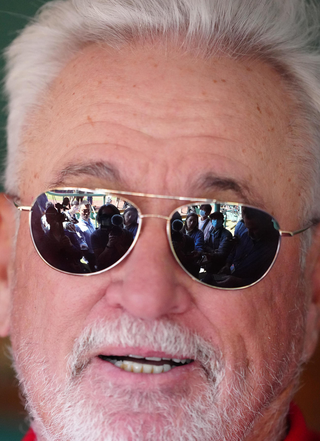 サングラスをかけたマドン監督＝2022年5月5日