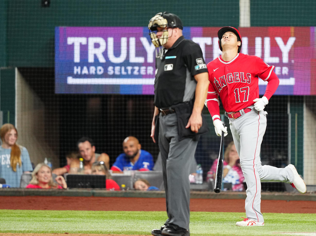 レンジャーズ対エンゼルス　7回表エンゼルス無死、自打球が股間付近に当たり、厳しい表情の大谷（撮影・江口和貴）