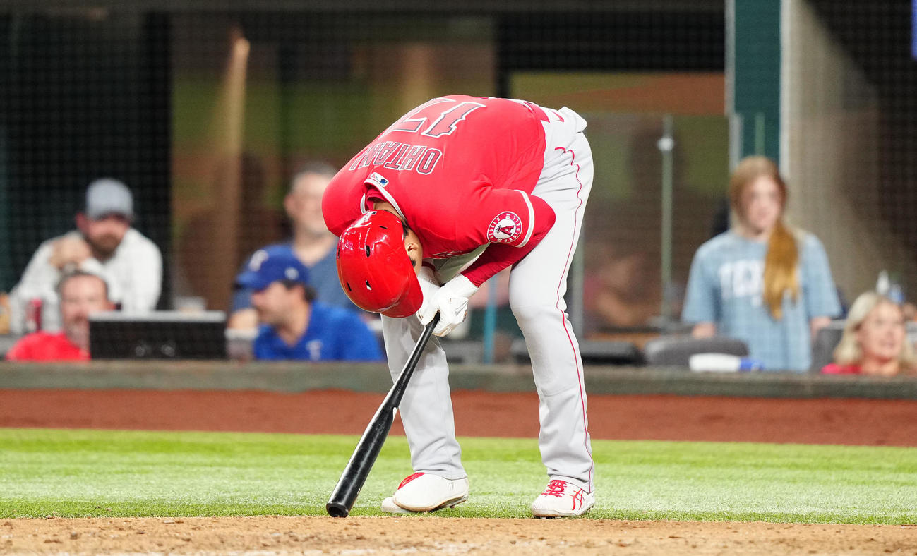 レンジャーズ対エンゼルス　7回表エンゼルス無死、自打球が股間付近に当たり、もん絶する大谷（撮影・江口和貴）