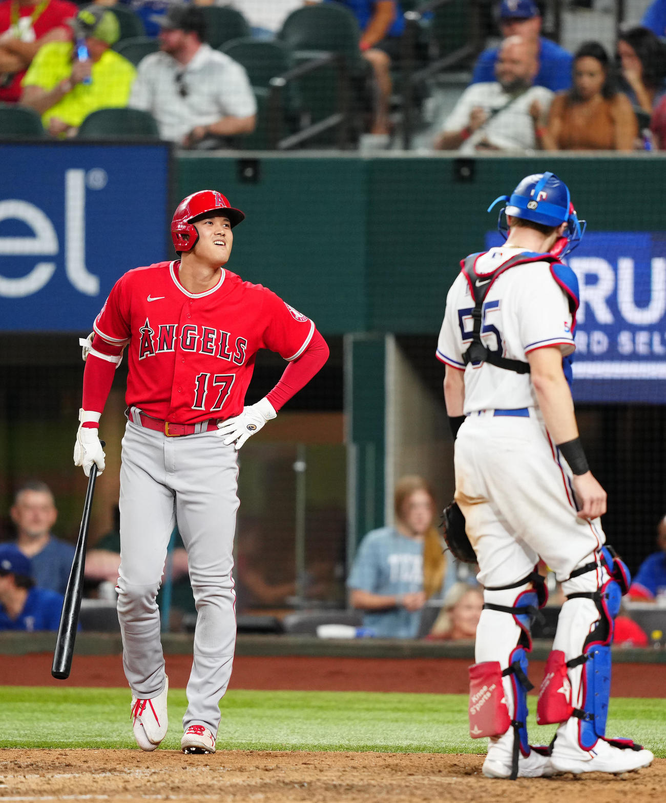 レンジャーズ対エンゼルス　7回表エンゼルス無死、自打球が股間付近に当たり、厳しい表情の大谷（撮影・江口和貴）