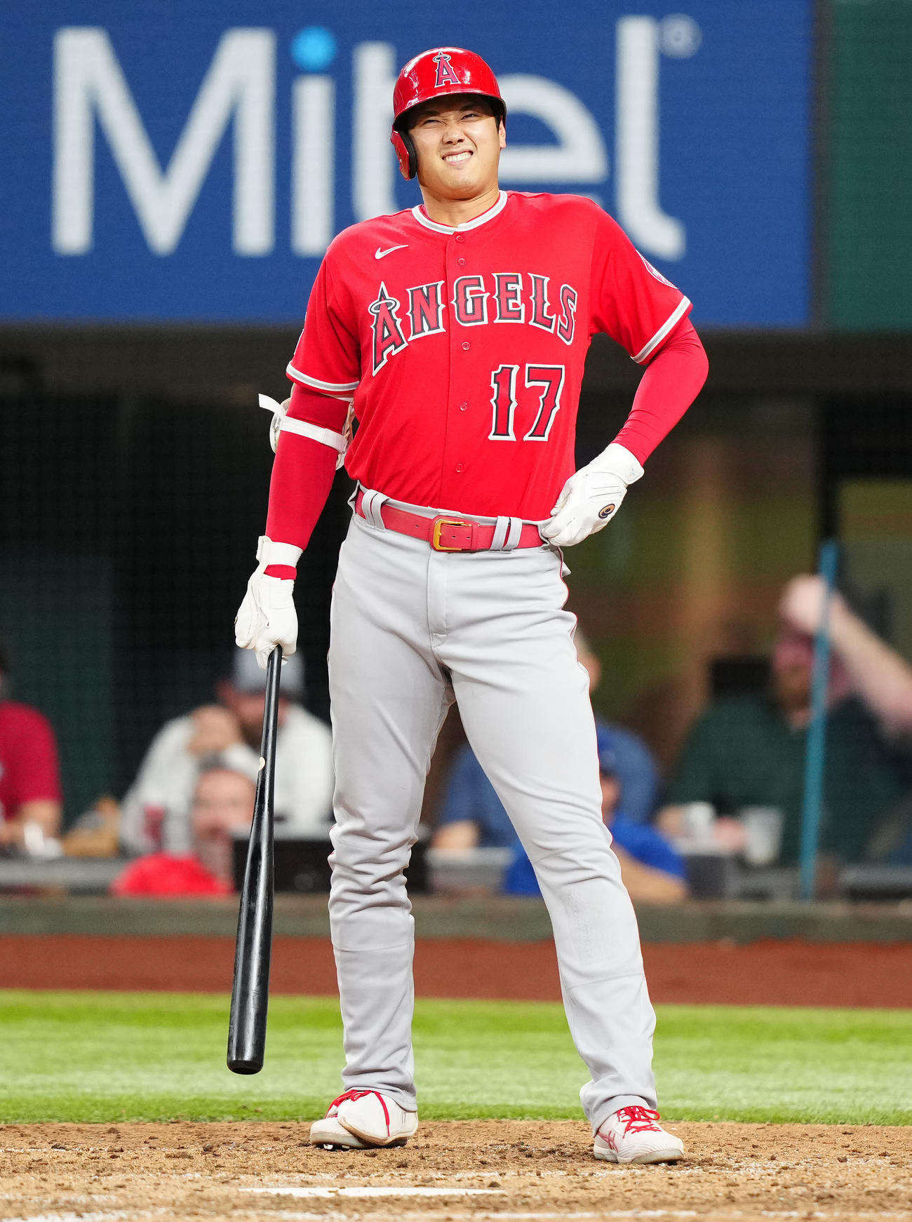 レンジャーズ対エンゼルス　7回表エンゼルス無死、自打球が股間付近に当たり、厳しい表情の大谷（撮影・江口和貴）