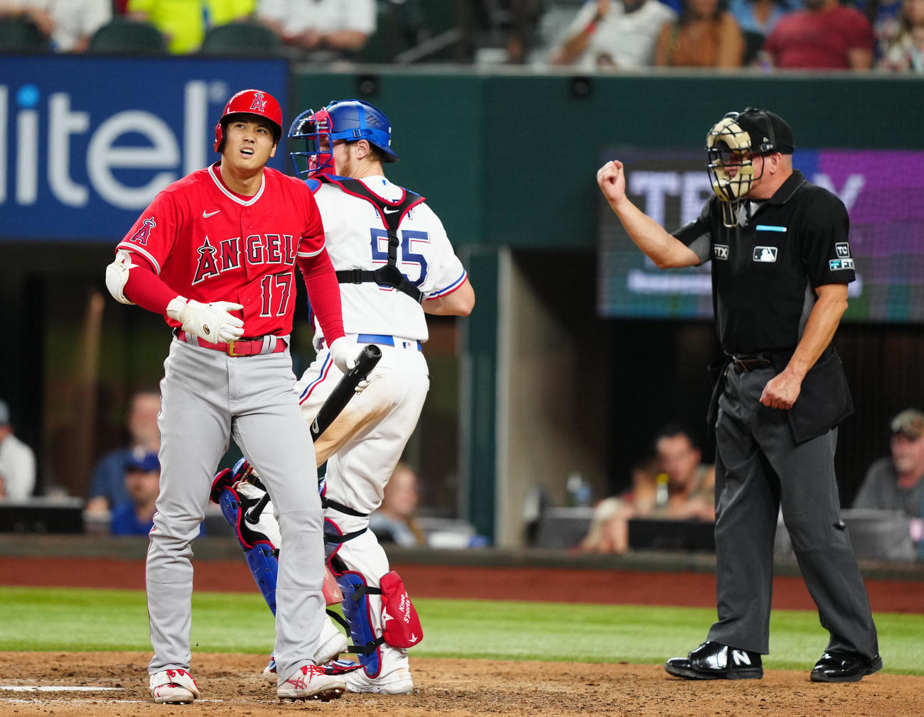 レンジャーズ対エンゼルス　7回表エンゼルス無死、空振り三振に倒れる大谷（左）（撮影・江口和貴）