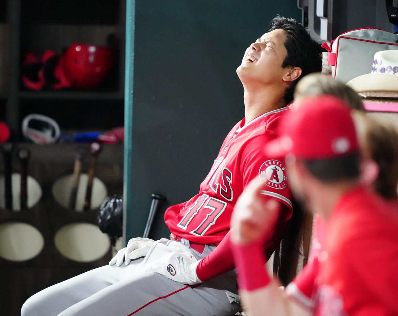 レンジャーズ対エンゼルス　7回表、ベンチに座り、厳しい表情を見せるエンゼルス大谷（撮影・江口和貴）
