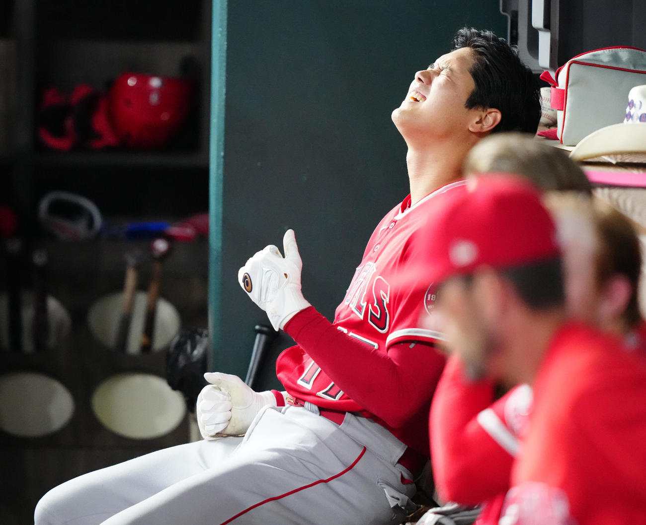 レンジャーズ対エンゼルス　7回表、ベンチに座り、厳しい表情を見せるエンゼルス大谷（撮影・江口和貴）