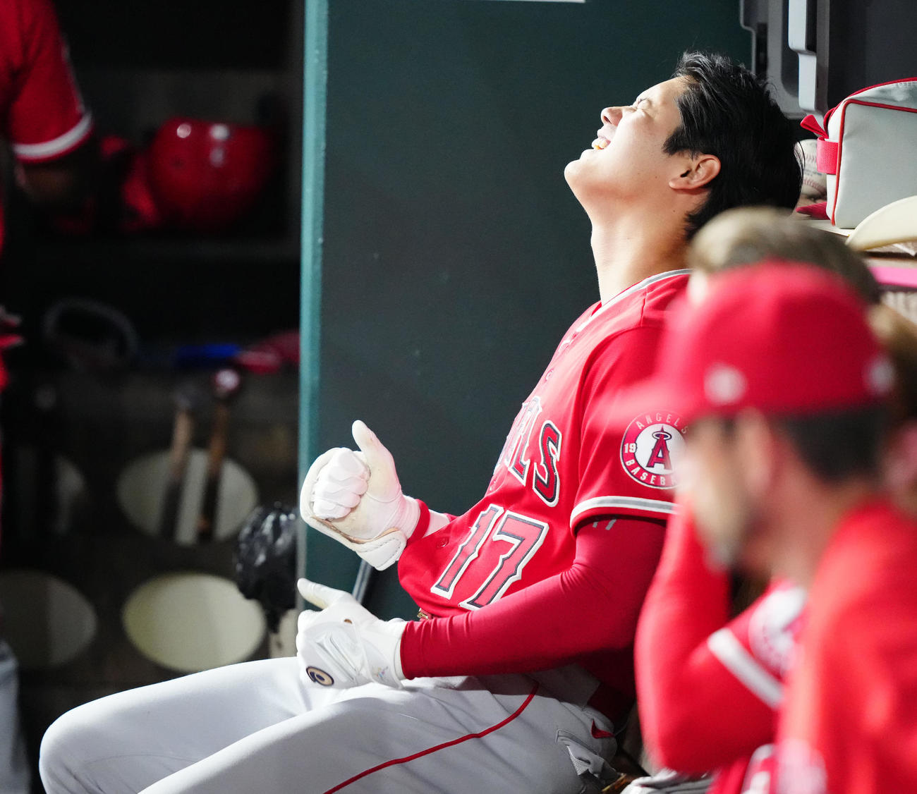 レンジャーズ対エンゼルス　7回表、ベンチに座り、厳しい表情を見せるエンゼルス大谷（撮影・江口和貴）