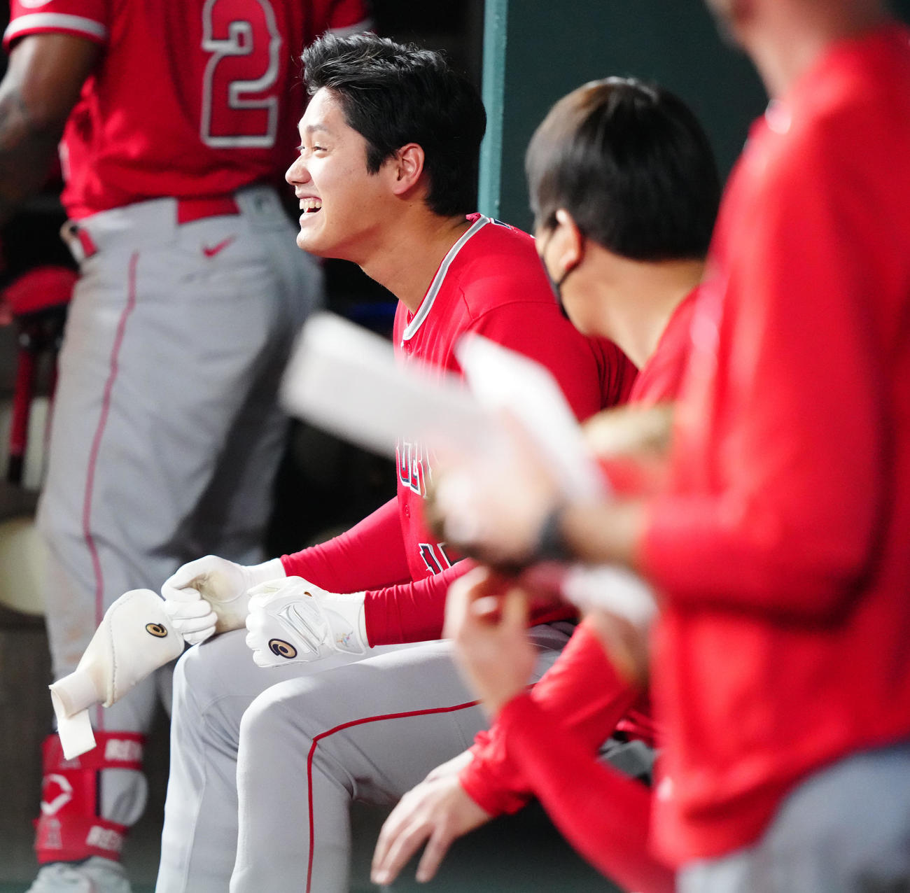 レンジャーズ対エンゼルス　7回表、ベンチに座り、厳しい表情を見せるエンゼルス大谷（撮影・江口和貴）