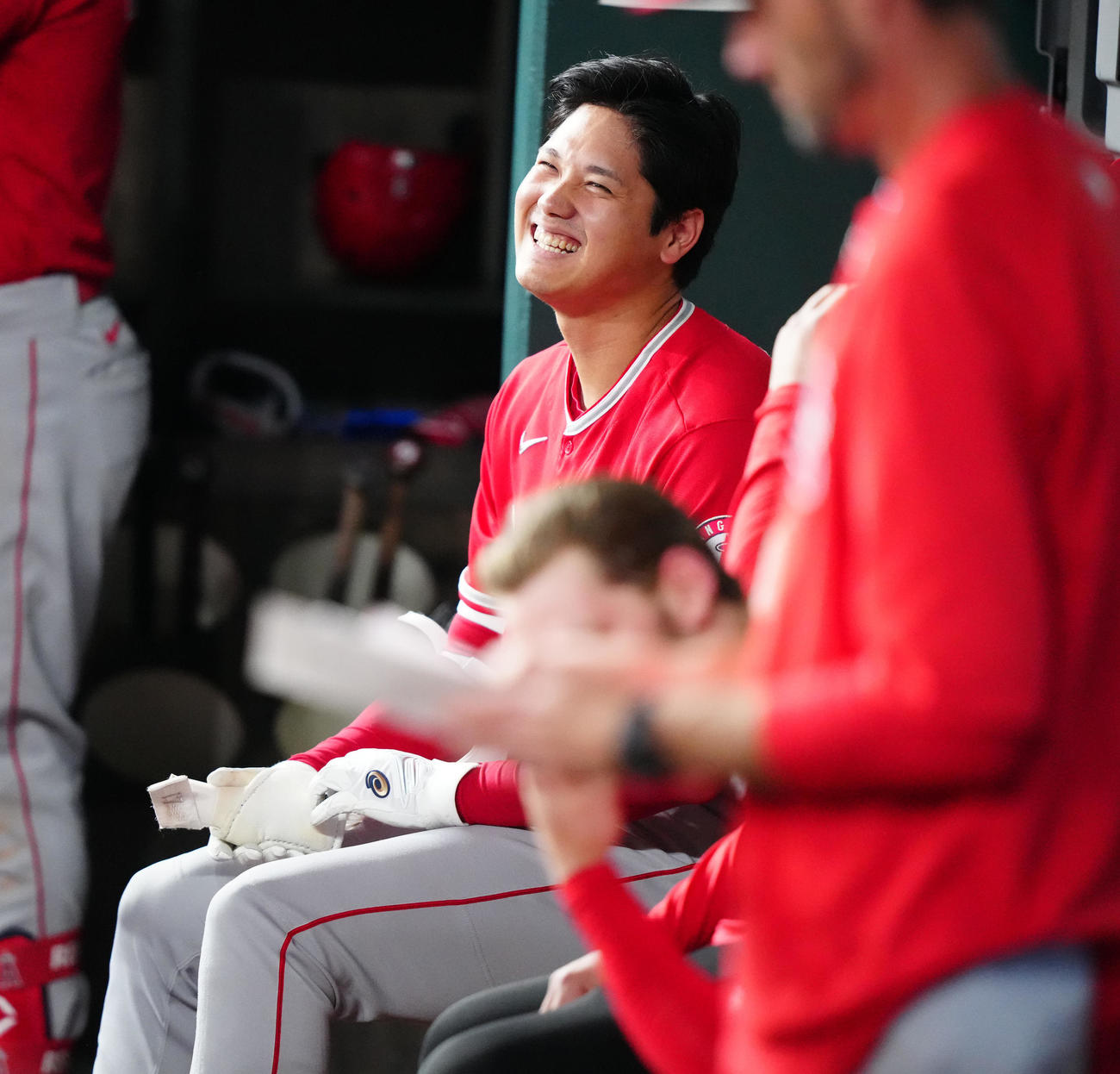 レンジャーズ対エンゼルス　7回表、ベンチに座り、苦笑いのエンゼルス大谷（撮影・江口和貴）