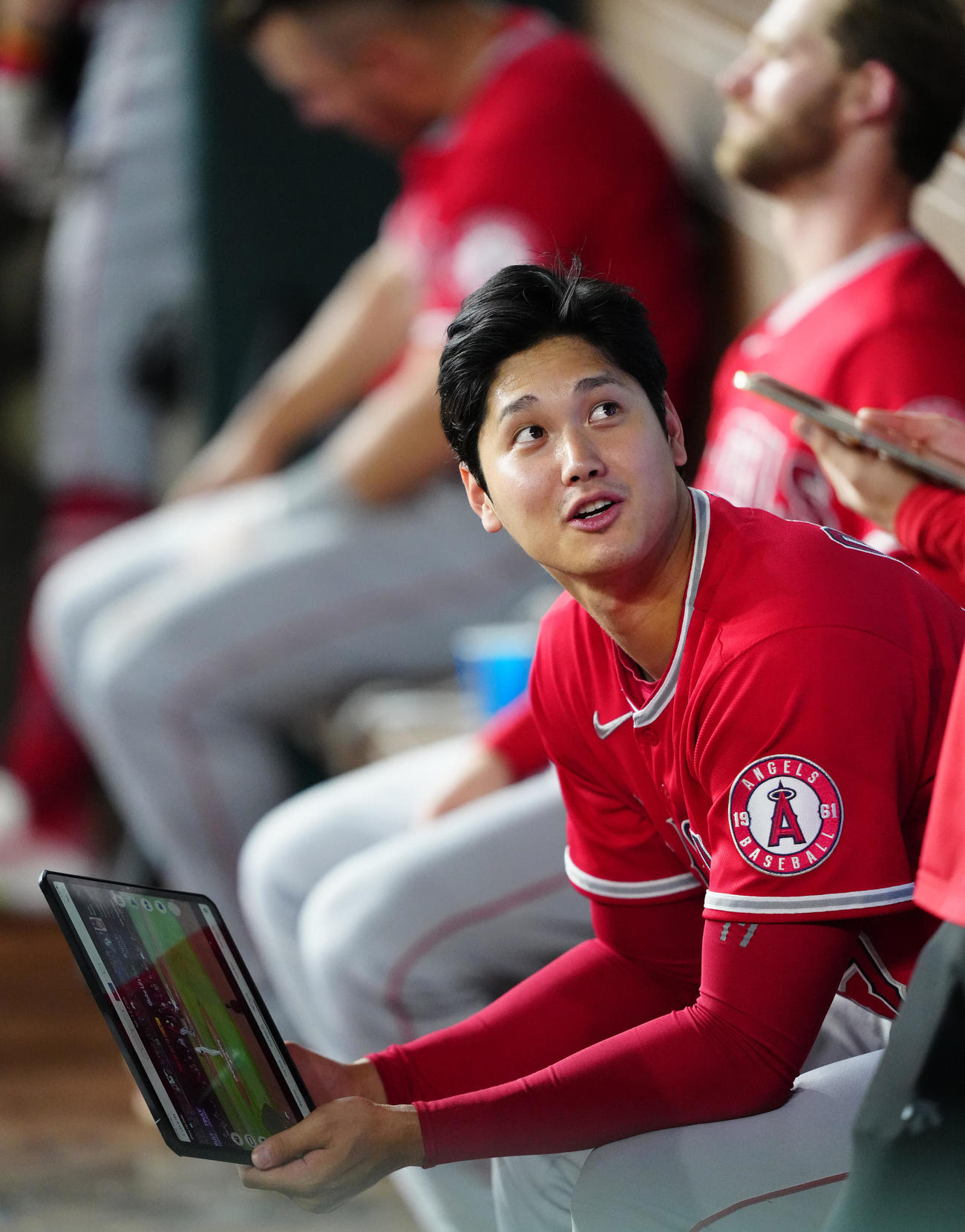 レンジャーズ対エンゼルス　7回表、ベンチで映像を確認するエンゼルス大谷（撮影・江口和貴）