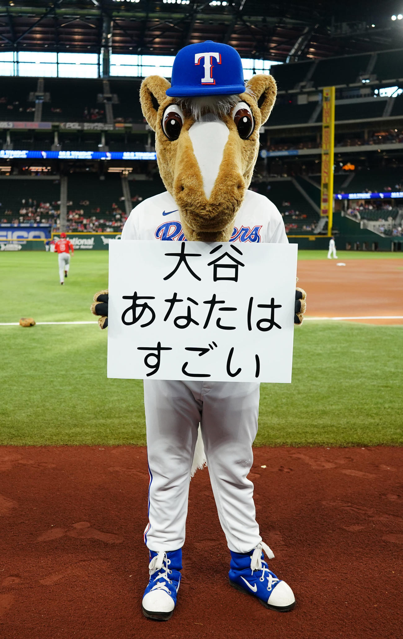 レンジャーズ対エンゼルス　試合前、「大谷あなたはすごい」と記したボードを手にするレンジャーズマスコットのレンジャーズ・キャプテン（撮影・江口和貴）