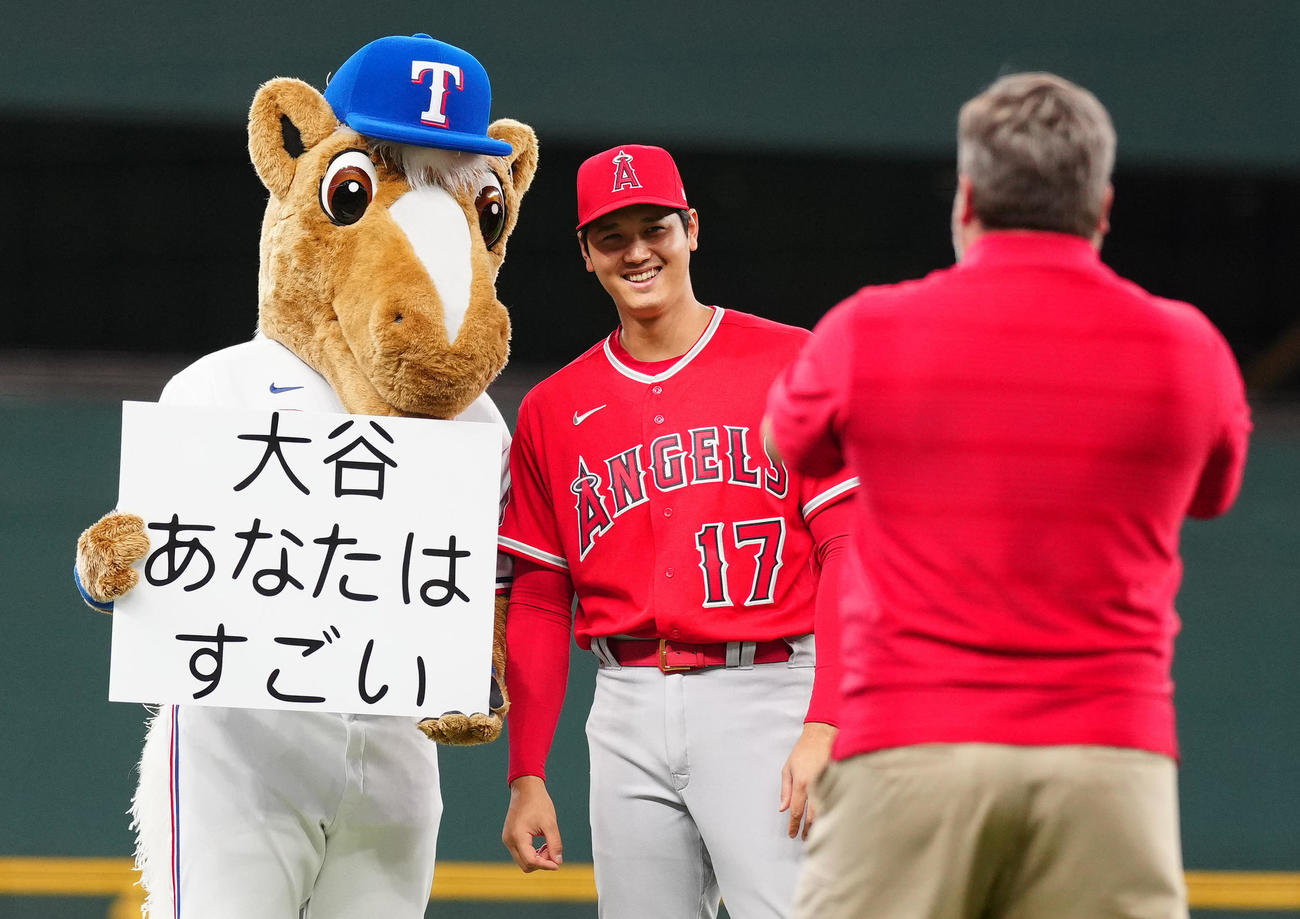 レンジャーズ対エンゼルス　試合前、マスコットのレンジャーズ・キャプテン（左）と記念撮影するエンゼルス大谷（撮影・江口和貴）