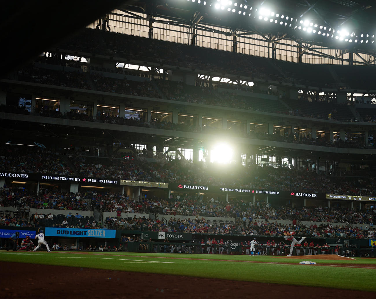 レンジャーズ対エンゼルス　1回裏レンジャーズ2死一、二塁、K・カルフーンを空振り三振に仕留める大谷（撮影・江口和貴）