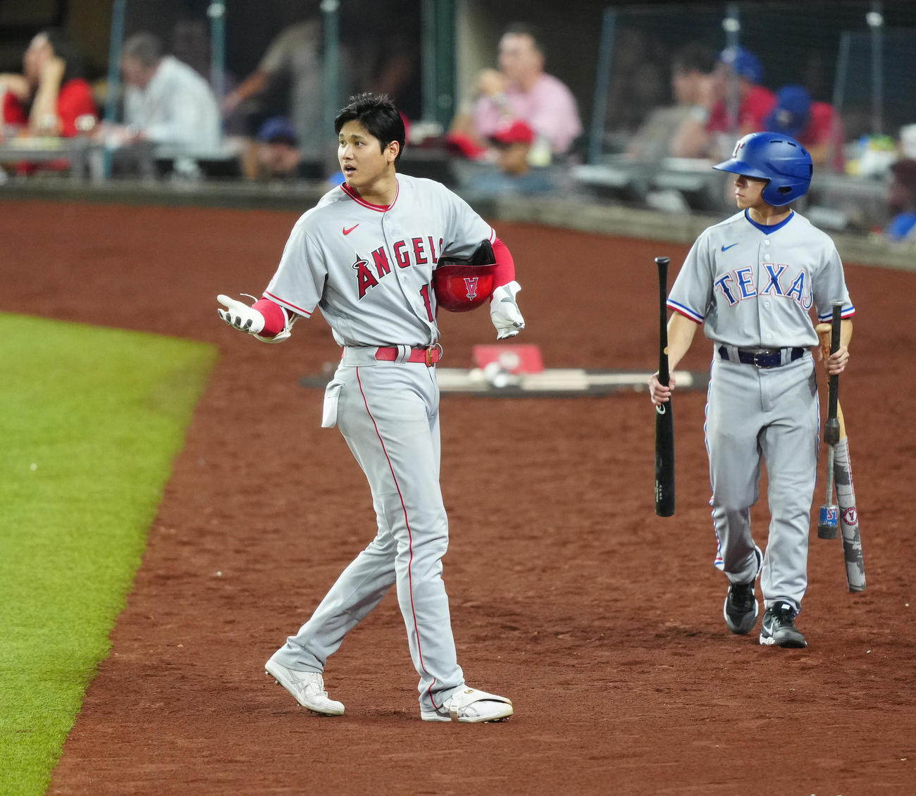 レンジャーズ対エンゼルス　8回表エンゼルス2死、三ゴロに倒れ、ベンチに引き揚げる大谷（撮影・江口和貴）