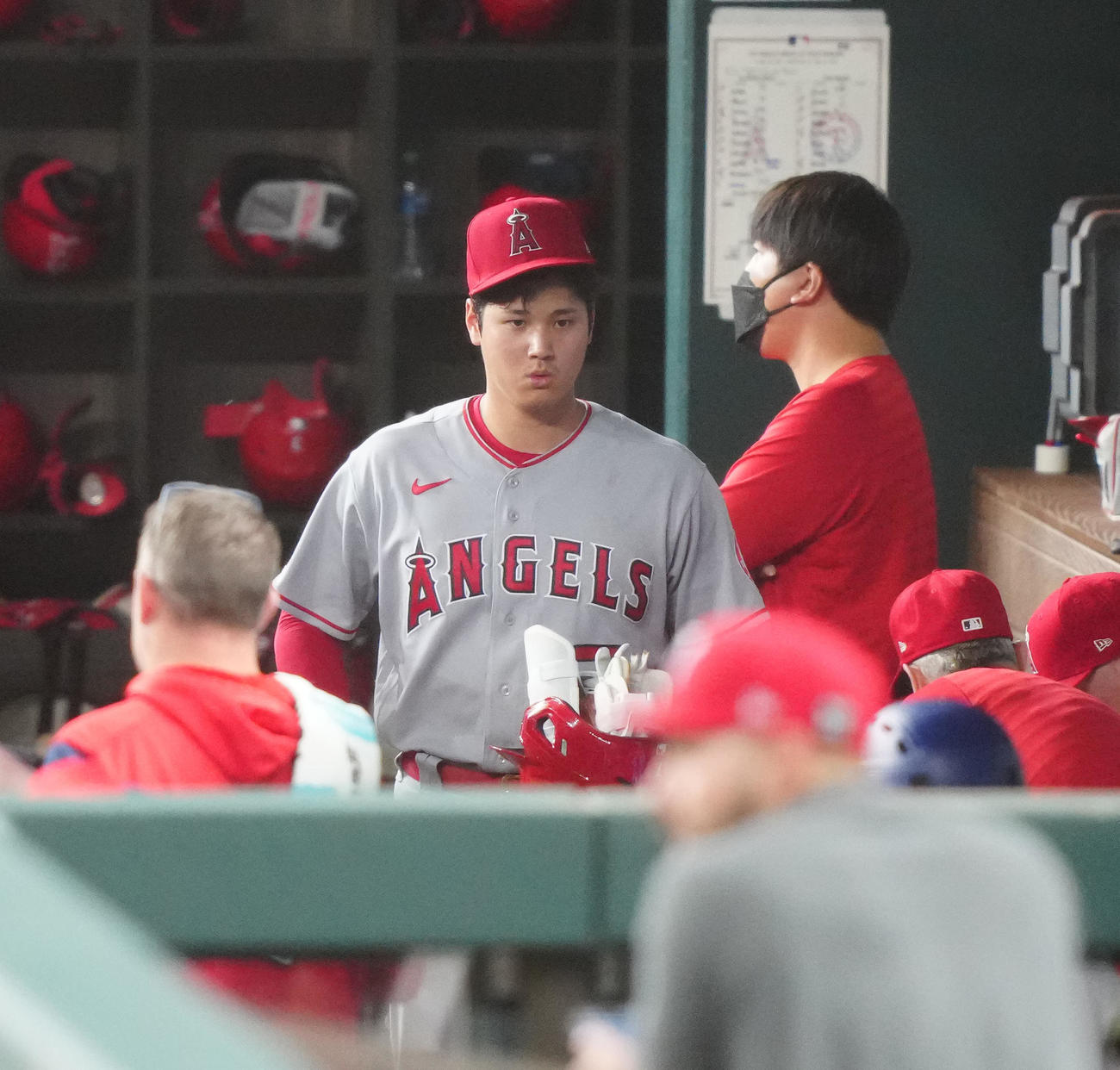 レンジャーズ対エンゼルス　8回表終了後、ベンチから引き揚げるエンゼルス大谷（撮影・江口和貴）
