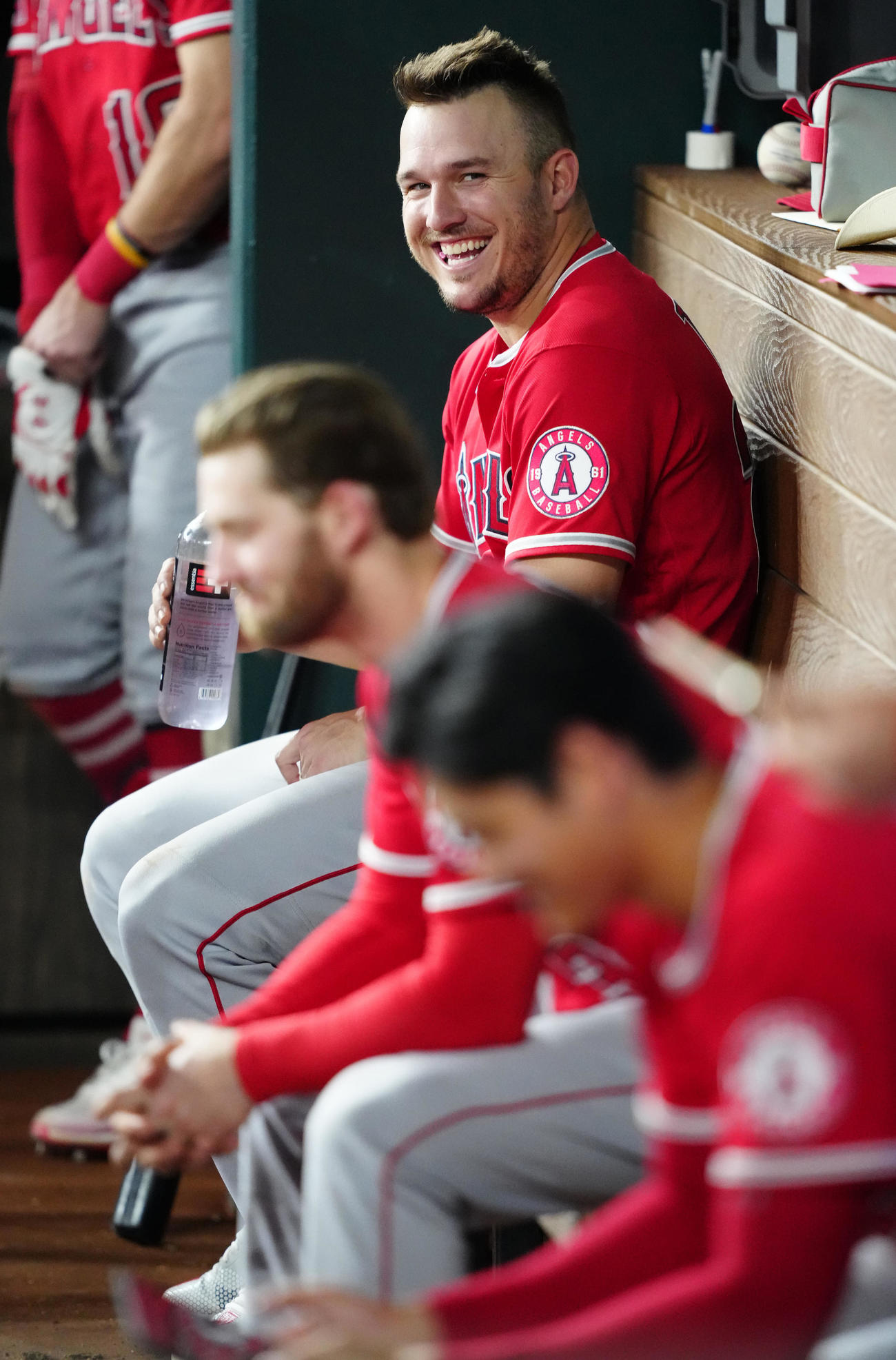 ベンチでエンゼルス大谷（手前）を見て笑うトラウト（22年5月17日撮影＝江口和貴）