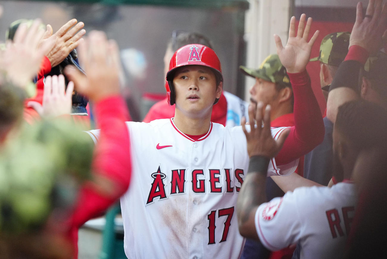 エンゼルス対アスレチックス　1回裏エンゼルス2死二塁、アンソニー・レンドンの適時打で生還した大谷（撮影・江口和貴）