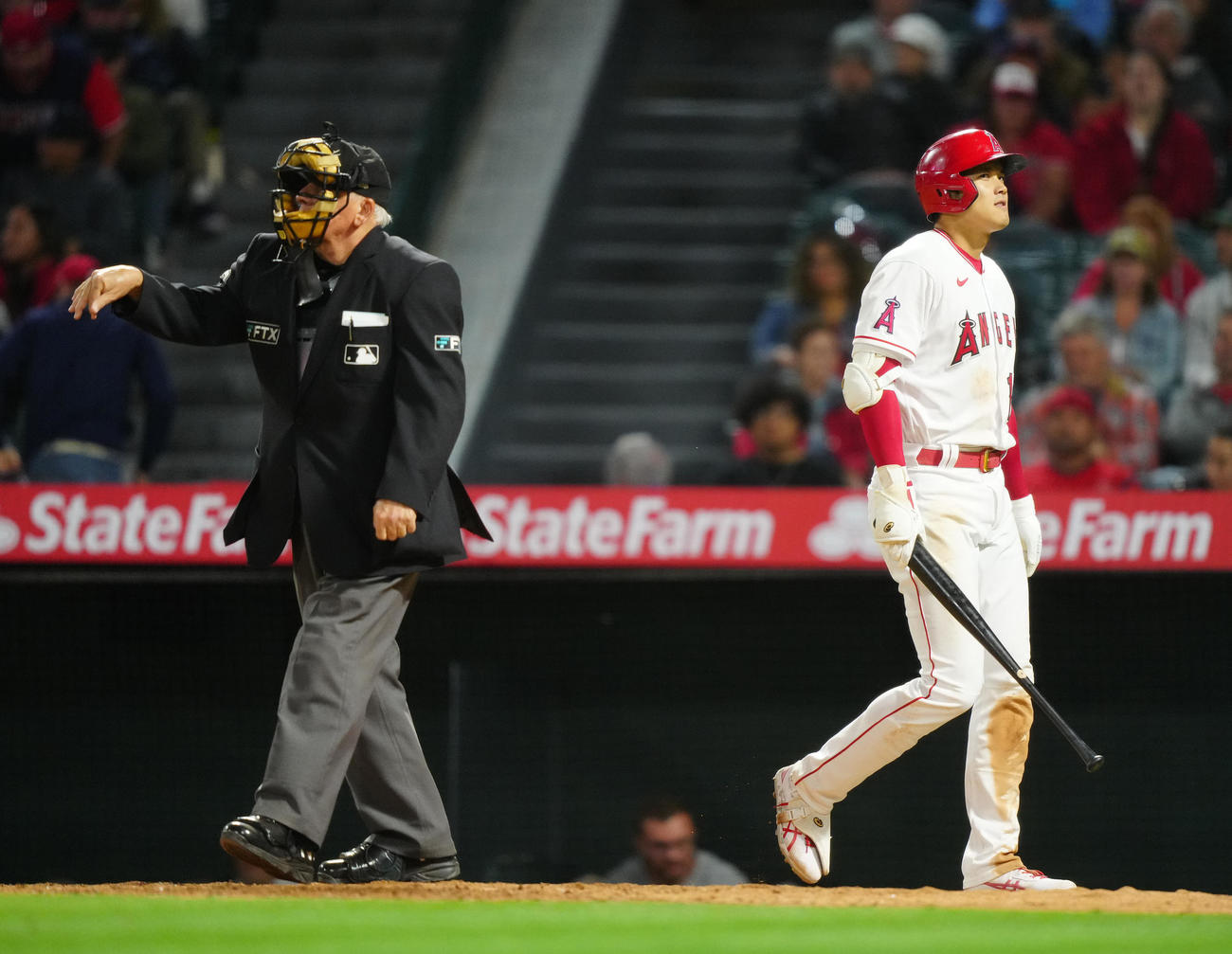 エンゼルス対アスレチックス　7回裏エンゼルス2死、見逃しの三振に倒れ、ベンチに引き揚げる大谷（右）（撮影・江口和貴）