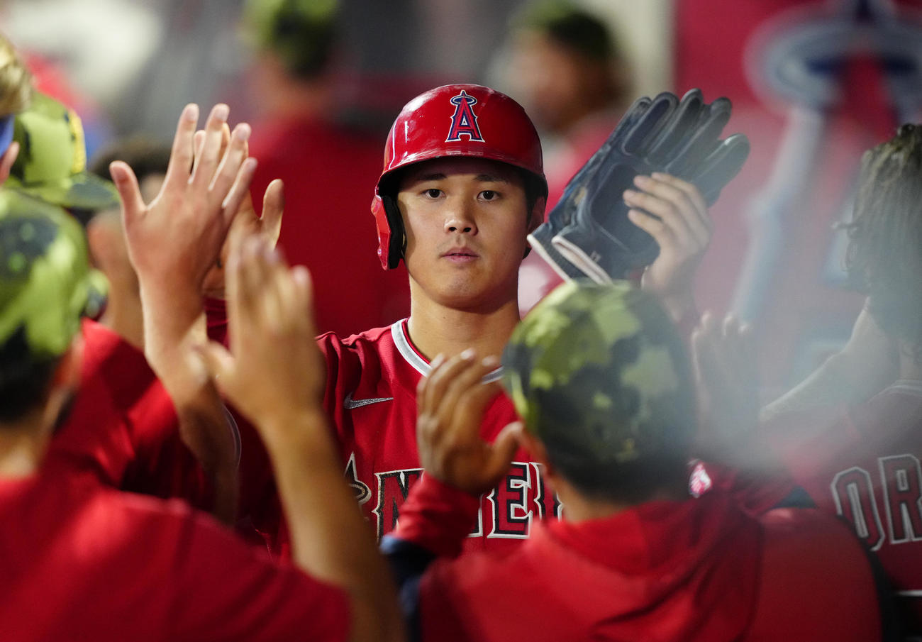 エンゼルス対アスレチックス　6回裏エンゼルス1死満塁、マーシュが押し出しの四球を選び、生還した三塁走者の大谷はチームメートとタッチを交わす（撮影・江口和貴）