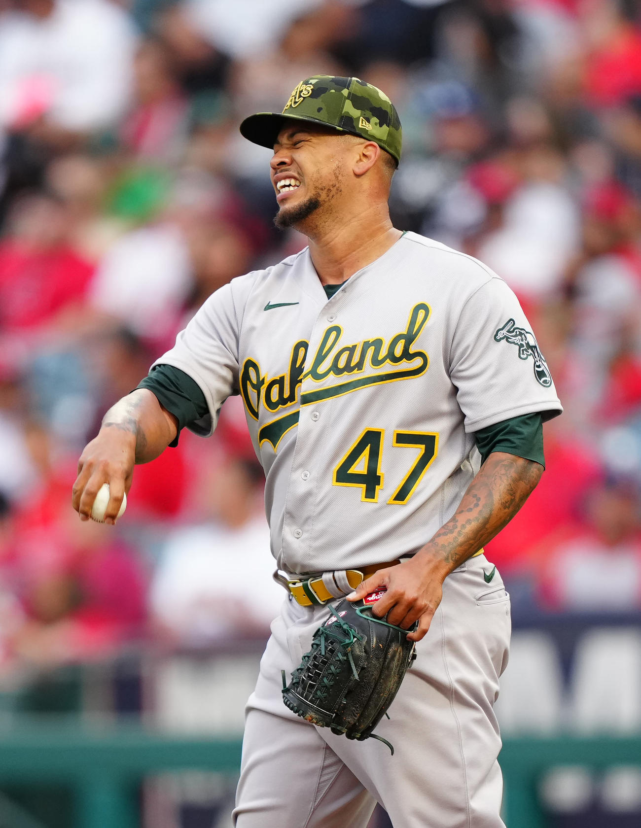エンゼルス対アスレチックス　2回裏、右手を負傷し、降板したアスレチックス先発のモンタス（撮影・江口和貴）