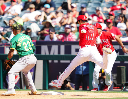 エンゼルス対アスレチックス　8回裏エンゼルス2死一塁、遊撃内野安打とする大谷（撮影・江口和貴）